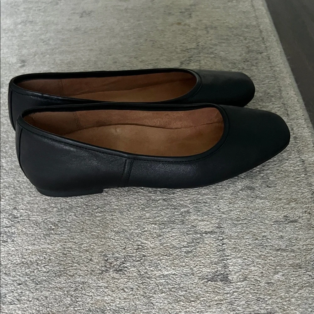 Vionic Women's Classic Black Flats - Picture 4 of 5